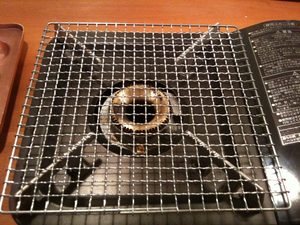 ガスコンロに餅焼き用の網をのせます